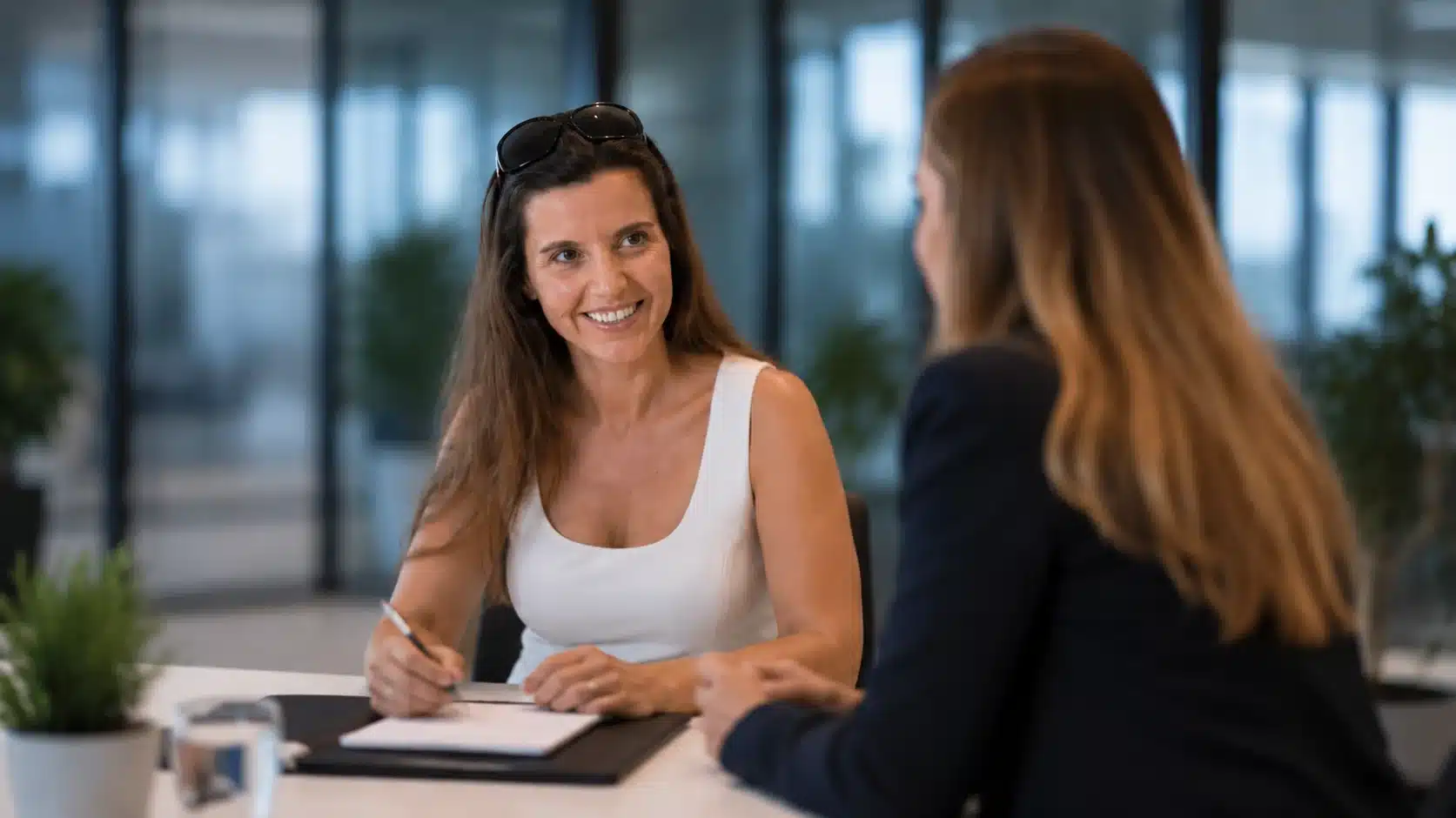 Persönliche Beratung in moderner Business-Atmosphäre Unscharfe Szene eines professionellen Beratungsgesprächs zwischen zwei Frauen in einem modernen Büro.